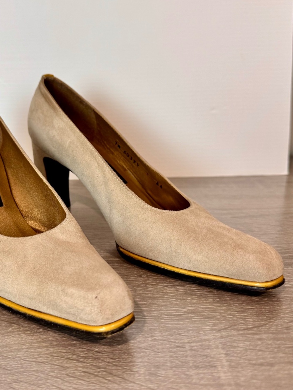 Vtg. STuart Weitzman Suede Pumps w Contrast Gold Trim, Size 7N